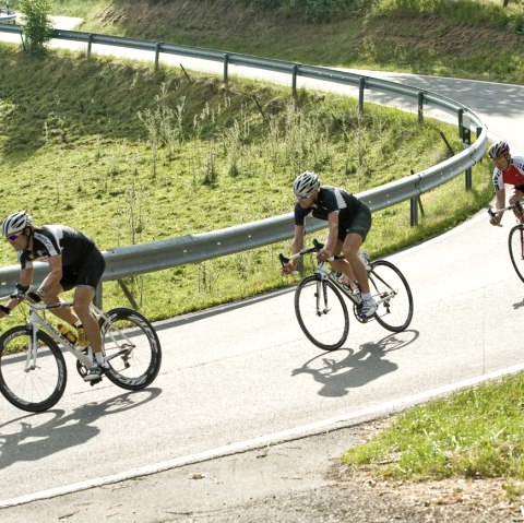 Ein Gruppe Rennradfahrer bei einer Talfahrt in der Eifel, © Dominik Ketz/ RPT