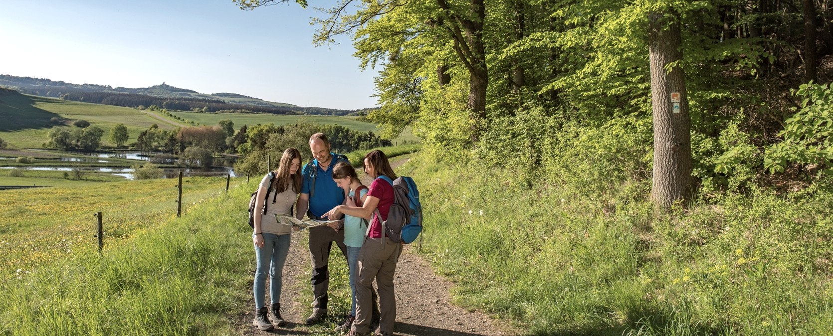 Wanderer unterwegs auf dem Traumpfädchen Eifelturmpfad Boos, © Klaus-Peter Kappest