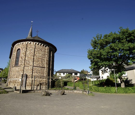 Dorfplatz an der Schutzengelkapelle, © Foto: Laura Rinneburger, Quelle: Touristik-Büro Vordereifel