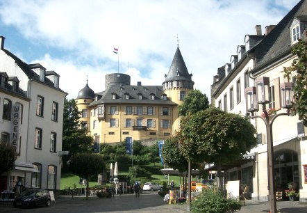 02-009-mayen-marktplatz-und-genovevaburg