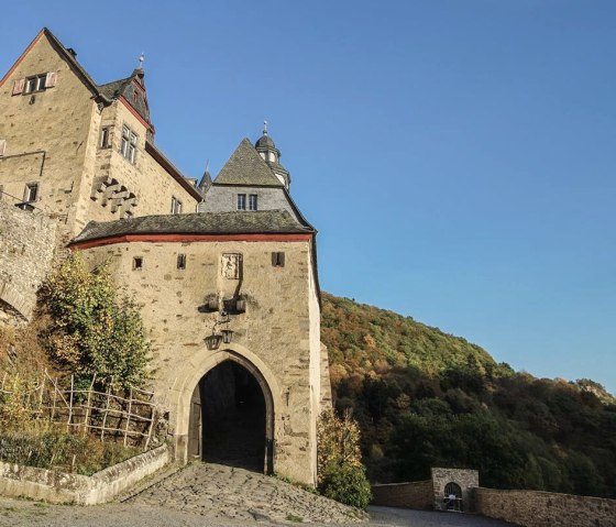 unter dem Schloss hindurch..., © Foto: Laura Rinneburger, Quelle: Touristik-Büro Vordereifel