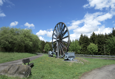 Das Grubenrad mit Lore markiert die Einfahrt zum 3 Stollen Besucherbergwerk Grube Bendisberg bei Langenfeld, © Touristik-Büro Vordereifel/ Svenja Schulze-Entrup