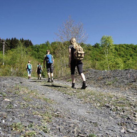 Wanderer auf dem Weg aus der Schiefergrube Bausberg bei Kehrig, © Touristik-Büro Vordereifel/ Laura Rinneburger