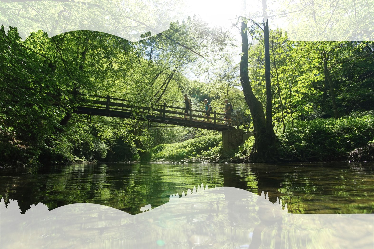 Wanderer auf dem Schieferweg Route 2 über einer Brücke im Elzbachtal, © Touristik-Büro Vordereifel/ Laura Rinneburger