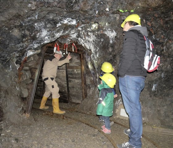 Immer schön auf den Kopf aufpassen in der Grube, © Foto: Svenja Schulze-Entrup, Quelle: Touristik-Büro Vordereifel