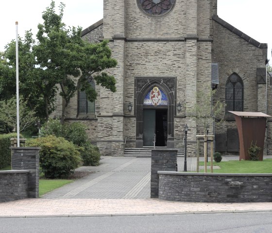 Eingang zur Kirche, © Foto: Svenja Schulze-Entrup, Quelle: Touristik-Büro Vordereifel