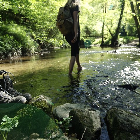 Eine kurze Abkühlung auf dem Schieferwanderweg bei Kehrig bietet er Elzbach., © Touristik-Büro Vordereifel /Laura Rinneburger