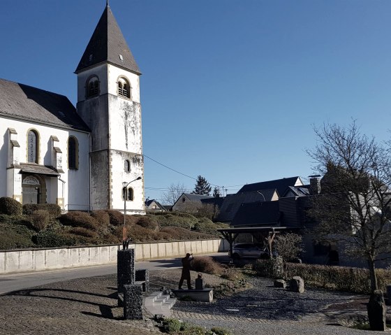 L'église paroissiale et la place du village à Kirchwald, © Foto: Svenja Schulze-Entrup, Quelle: Touristik-Büro Vordereifel