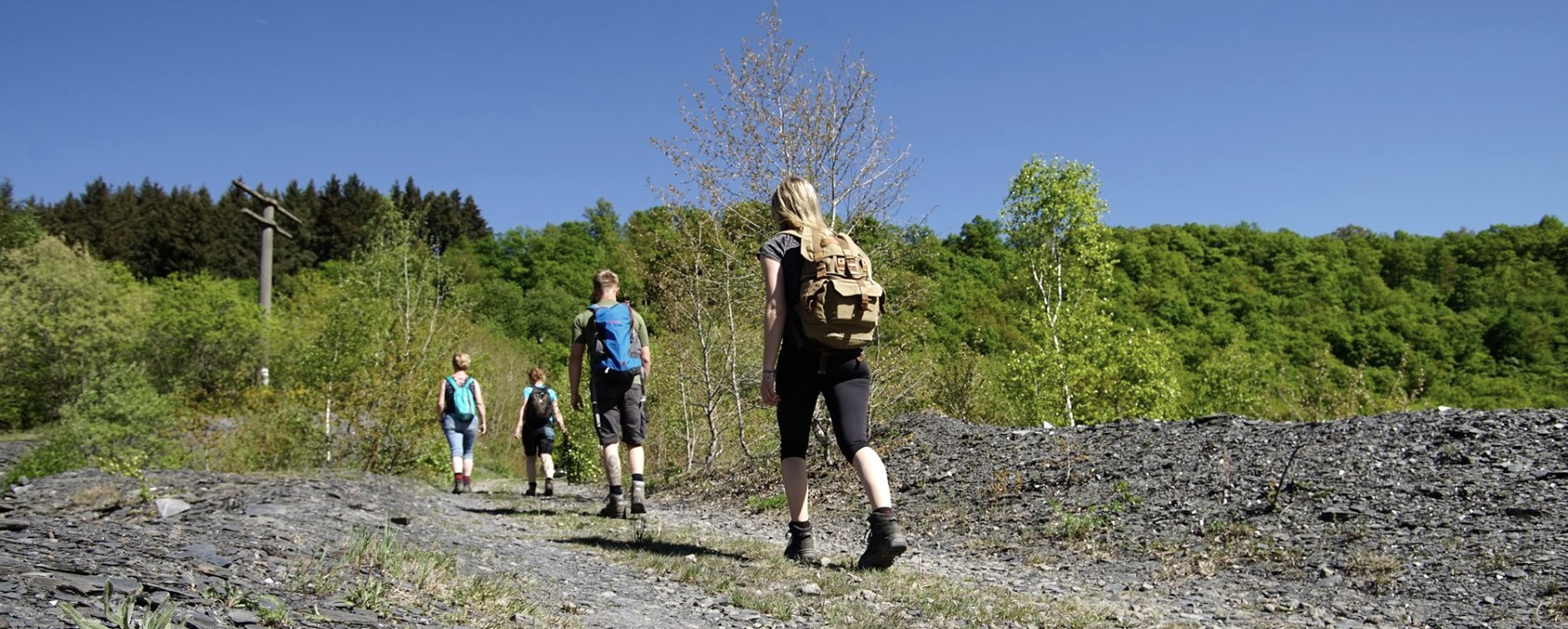 Wanderer auf dem Weg aus der Schiefergrube Bausberg bei Kehrig, © Touristik-Büro Vordereifel/ Laura Rinneburger