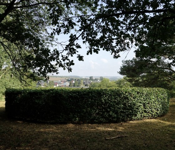 Labyrinth von außen und Blick auf Ditscheid, © Laura Rinneburger