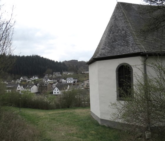 Blick zur Kapelle, © Foto: Svenja Schulze-Entrup, Quelle: Touristik-Büro Vordereifel