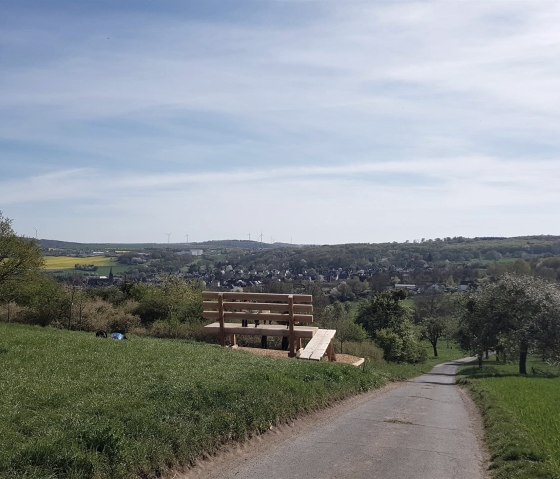 Blick auf die XXL-Baumelbank und Kottenheim, © Foto: Svenja Schulze-Entrup, Quelle: Touristik-Büro Vordereifel