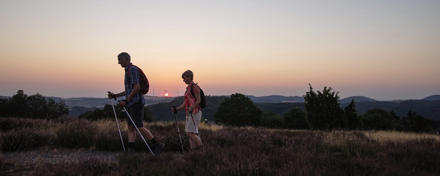 Wanderer bei Sonnenaufgang in der Wacholderheide, © Laura Rinneburger