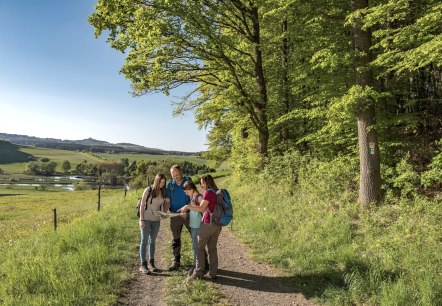 Wanderer unterwegs auf dem Traumpfädchen Eifelturmpfad Boos, © Klaus-Peter Kappest