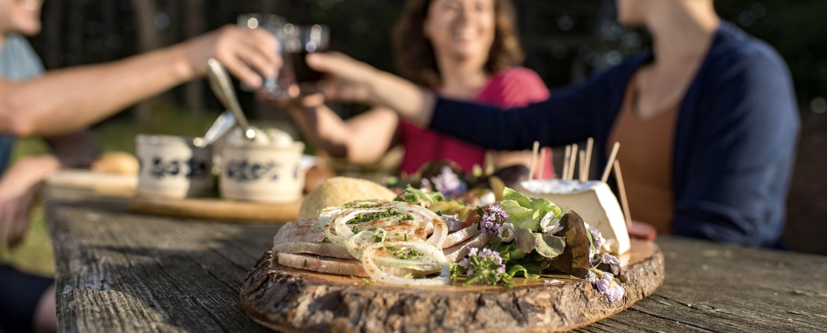 Das Traumpfädchen Eifelturmpfad in Boos bietet Traumhafte Blicke über die Eifel und die perfekte Kulisse für ein gemütliches oder romantische Picknick, © Klaus-Peter Kappest/ REMET