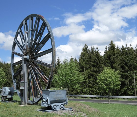 Das Grubenrad weist den Weg zum Besucherbergwerk, © Foto: Svenja Schulze-Entrup, Quelle: Touristik-Büro Vordereifel