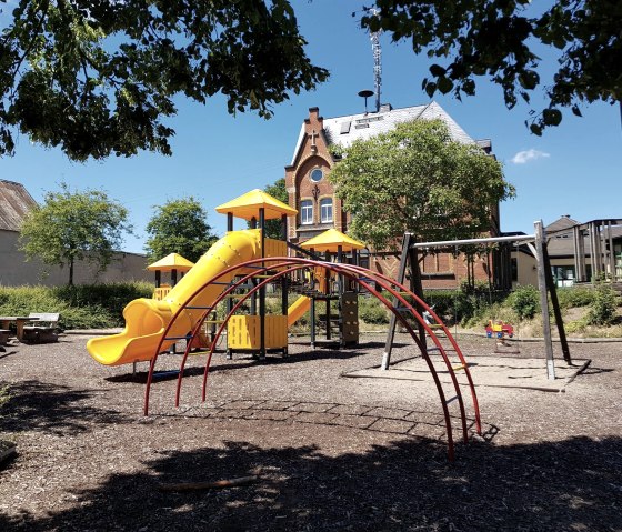 Spielplatz vor dem Gemeindehaus, © Foto: Svenja Schulze-Entrup, Quelle: Touristik-Büro Vordereifel