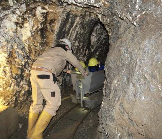 Kinder in Bergwerkslore bei der Standardführung, © Foto: Svenja Schulze-Entrup, Quelle: Touristik-Büro Vordereifel