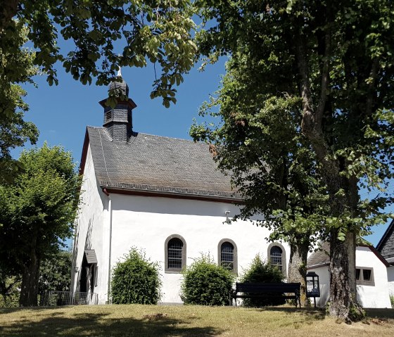 Baumgruppen um die Kapelle, © Foto: Svenja Schulze-Entrup, Quelle: Touristik-Büro Vordereifel