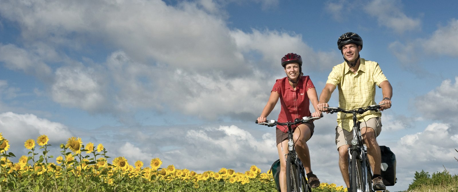 Mit dem Fahrrad vorbei an Sonneblumenfeldern, © Dominik Ketz / RPT