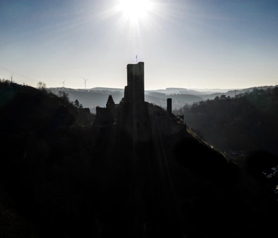 Burgen Monreal im Schatten, © Eifel Tourismus GmbH, Dominik Ketz