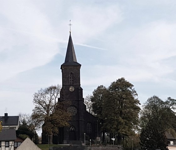 Außenansicht Kirche, © Foto: Svenja Schulze-Entrup, Quelle: Touristik-Büro Vordereifel