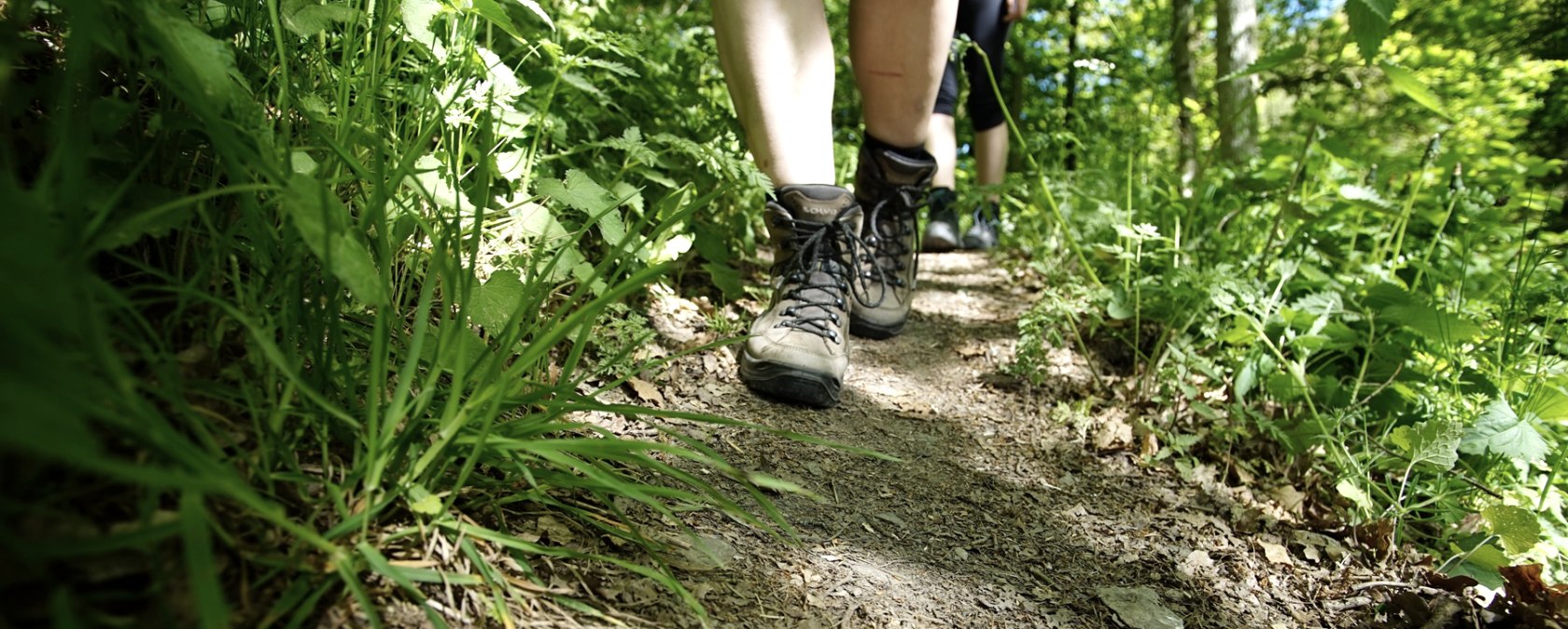 Wanderer unterwegs zur Klosterruine Mädburg in Kehrig, © Laura Rinneburger