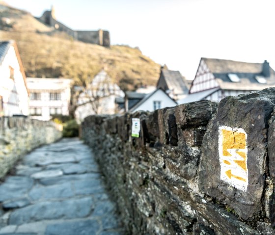 Das Wanderweg-Logo zeigt den Weg auf dem Traumpfad Monrealer Ritterschlag, © Eifel Tourismus GmbH, D. Ketz