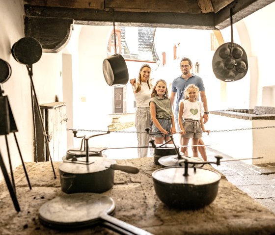 Blick in frühere Zeiten auf Schloss Bürresheim, © Eifel Tourismus GmbH, Dominik Ketz