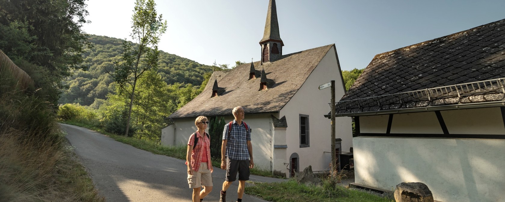 Wanderer auf dem Weg zur Pilgerkapelle in St. Jost, © Laura Rinneburger