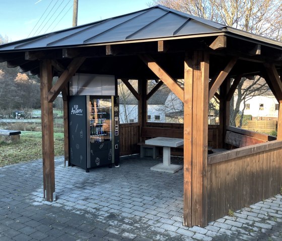 Hütte mit Versorgungsautomat, © Frank Fuchs