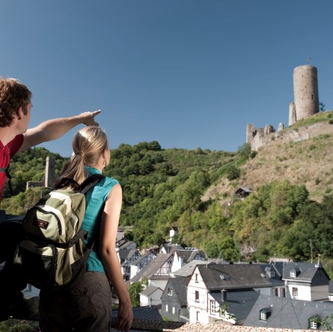 Wanderer auf dem Traumpfad Monrealer Ritterschlag mit Blick auf die Löwen und die Philippsburg, © Klaus-Peter Kappest